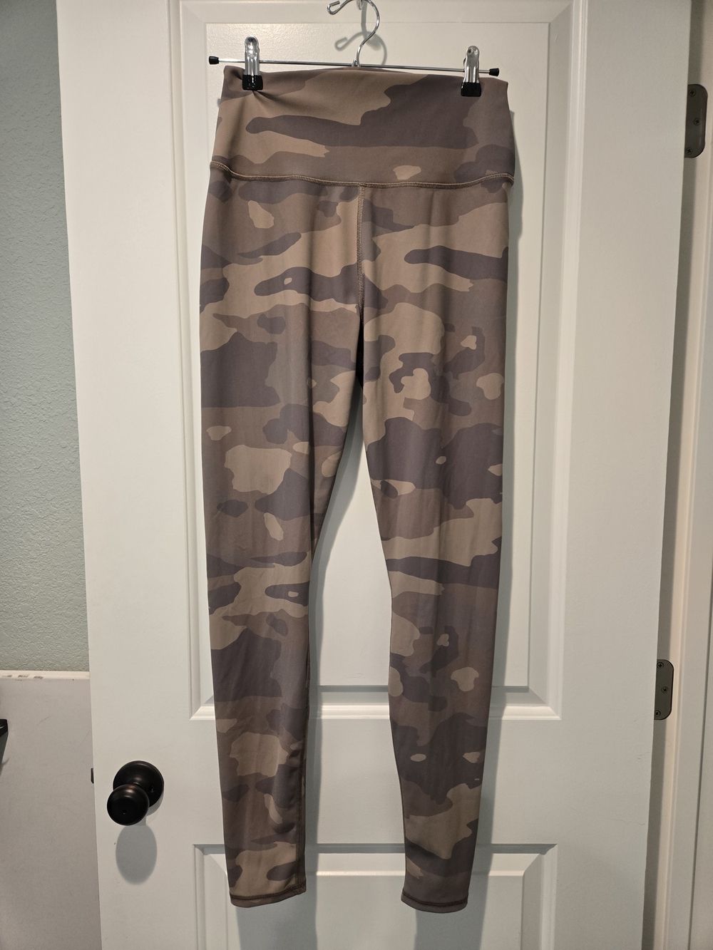 EUC- ALO Yoga High Waist Vapor Leggings in Putty Camouflage Women's Size Large - Picture 5 of 9